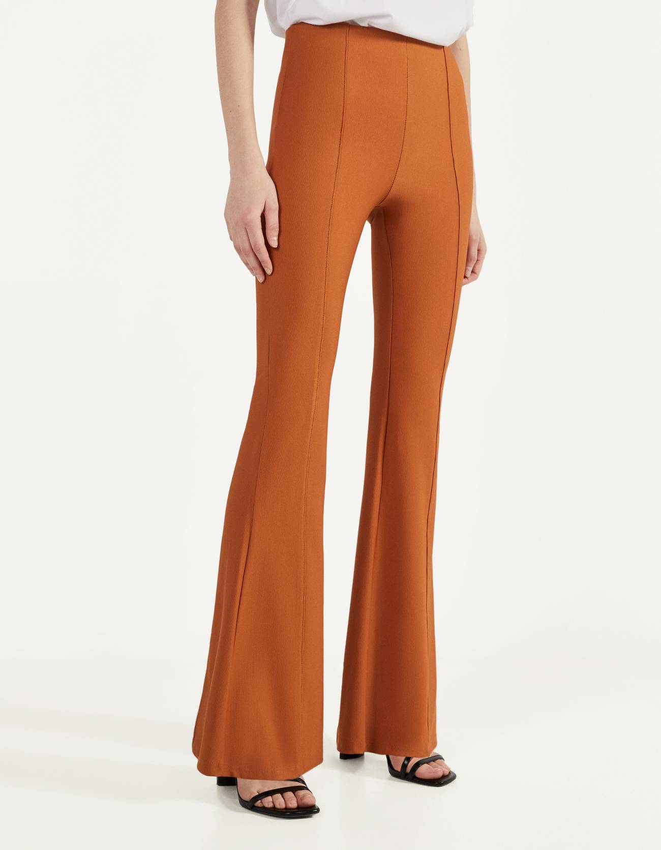 Mujer Pantalón flare cut out Negro | Pantalones Bershka \u003c Esperando a  Christine