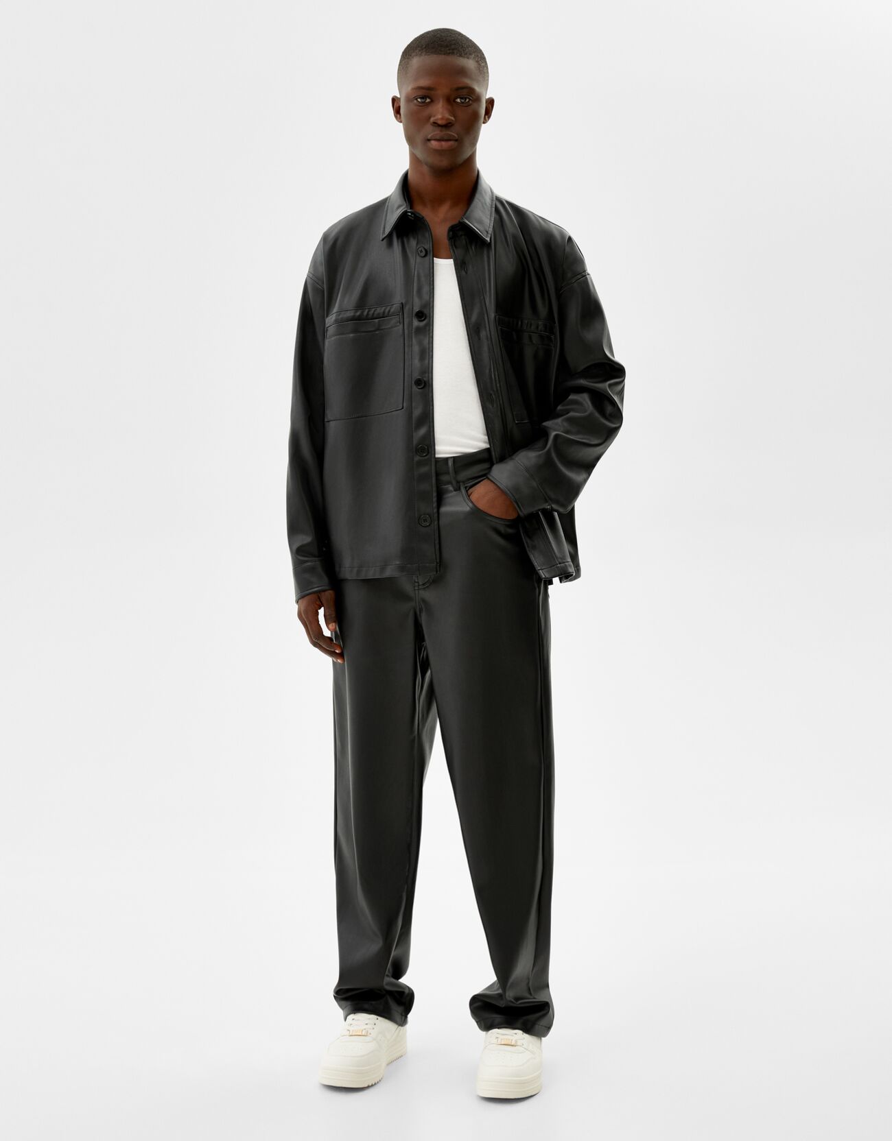 Bershka Pantaloni Wide Leg Effetto Pelle Con 5 Tasche Uomo