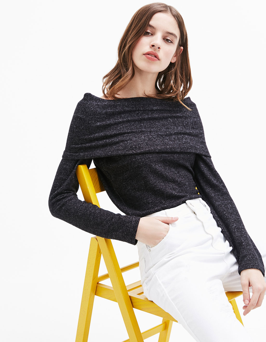 Мягкий свитер с открытыми плечами Bershka