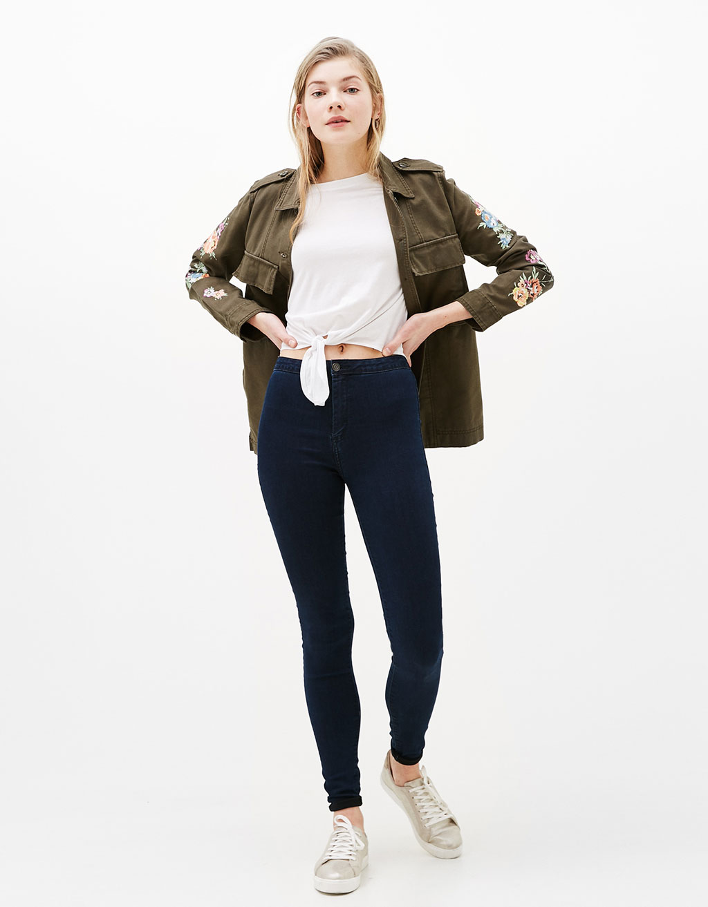 Футболка с узлом спереди Bershka