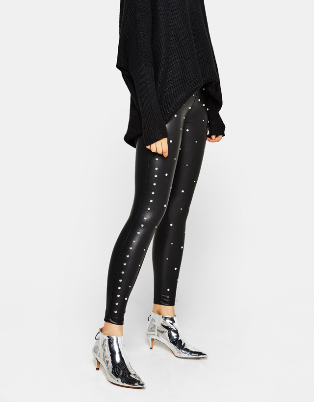 Pantalón efecto piel con perlas