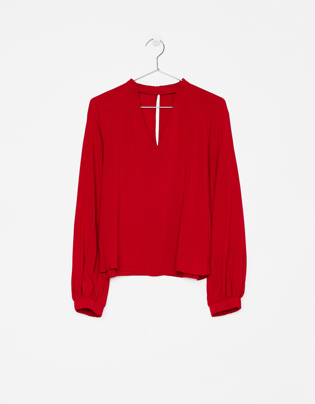 Blusa com decote choker e manga de balão