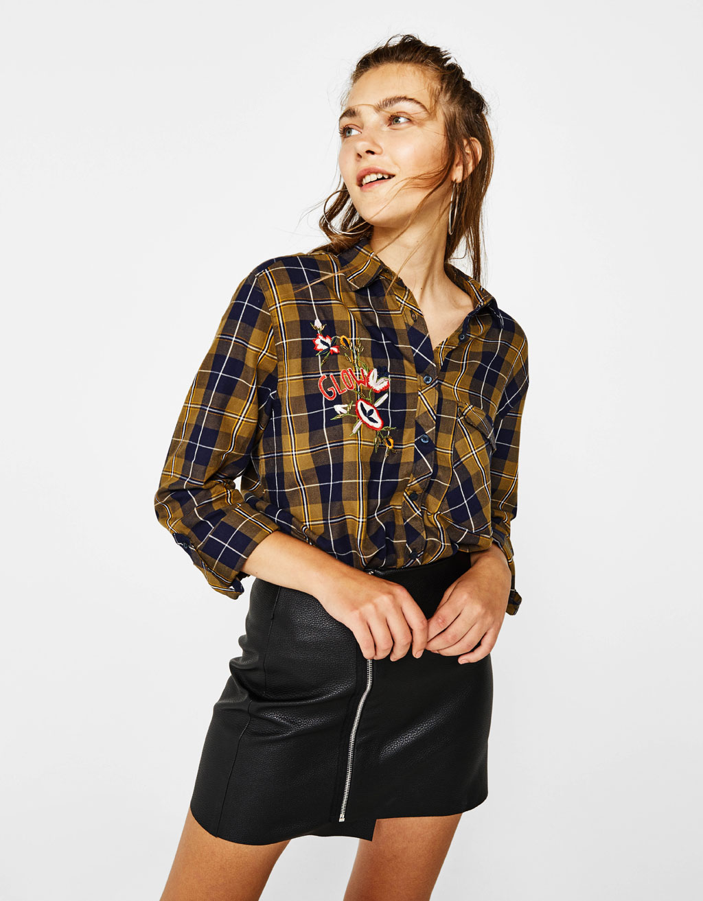 Camisa aos quadrados com pormenor bordado