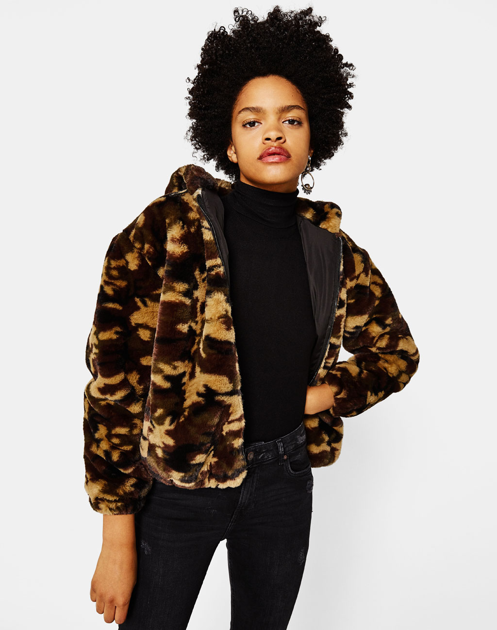 Blusão de pelo com capuz