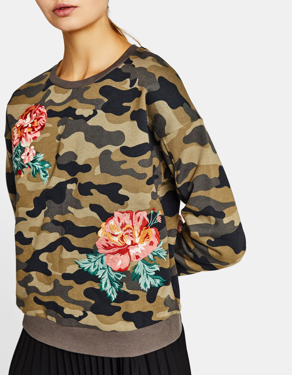 Sweatshirt com bordados de flores