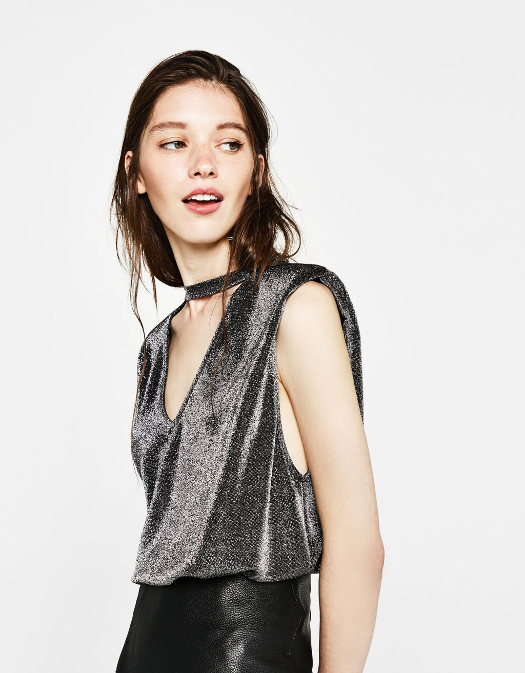 T-shirt choker metalizada com ombreiras