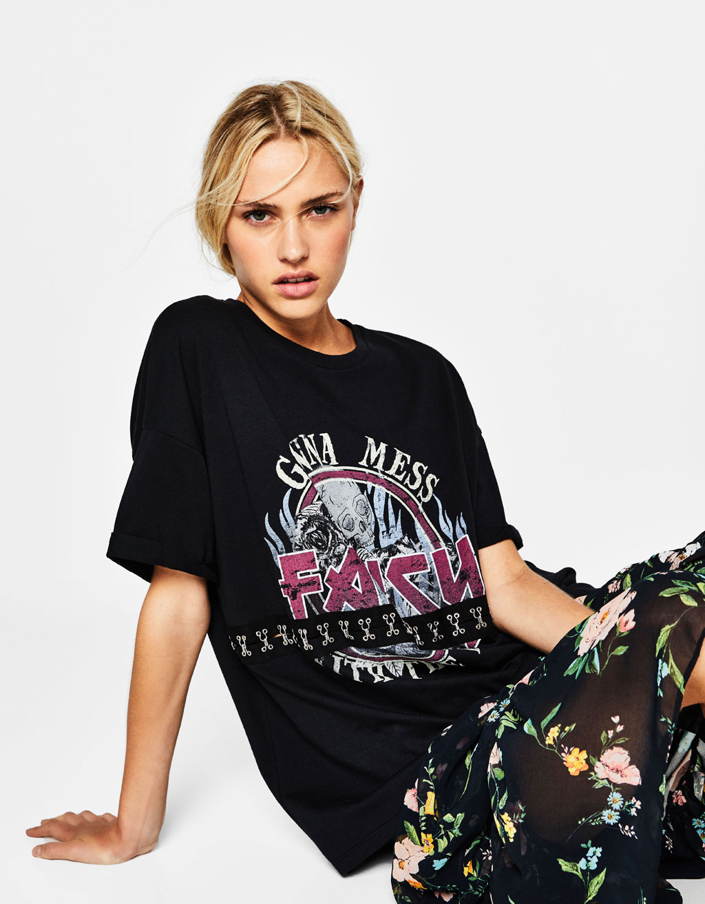 T-shirt estampada com colchetes