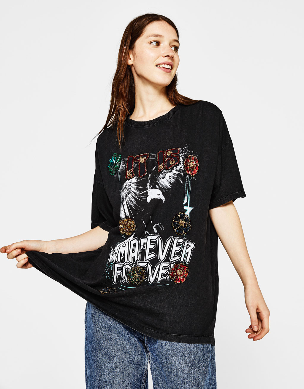 T-shirt oversize com lantejoulas