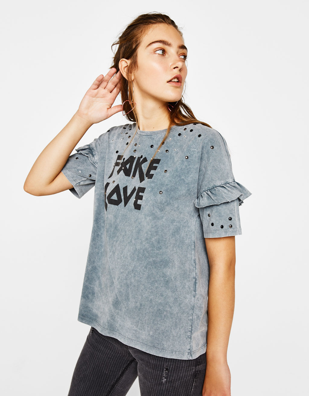 T-shirt com texto e tachas