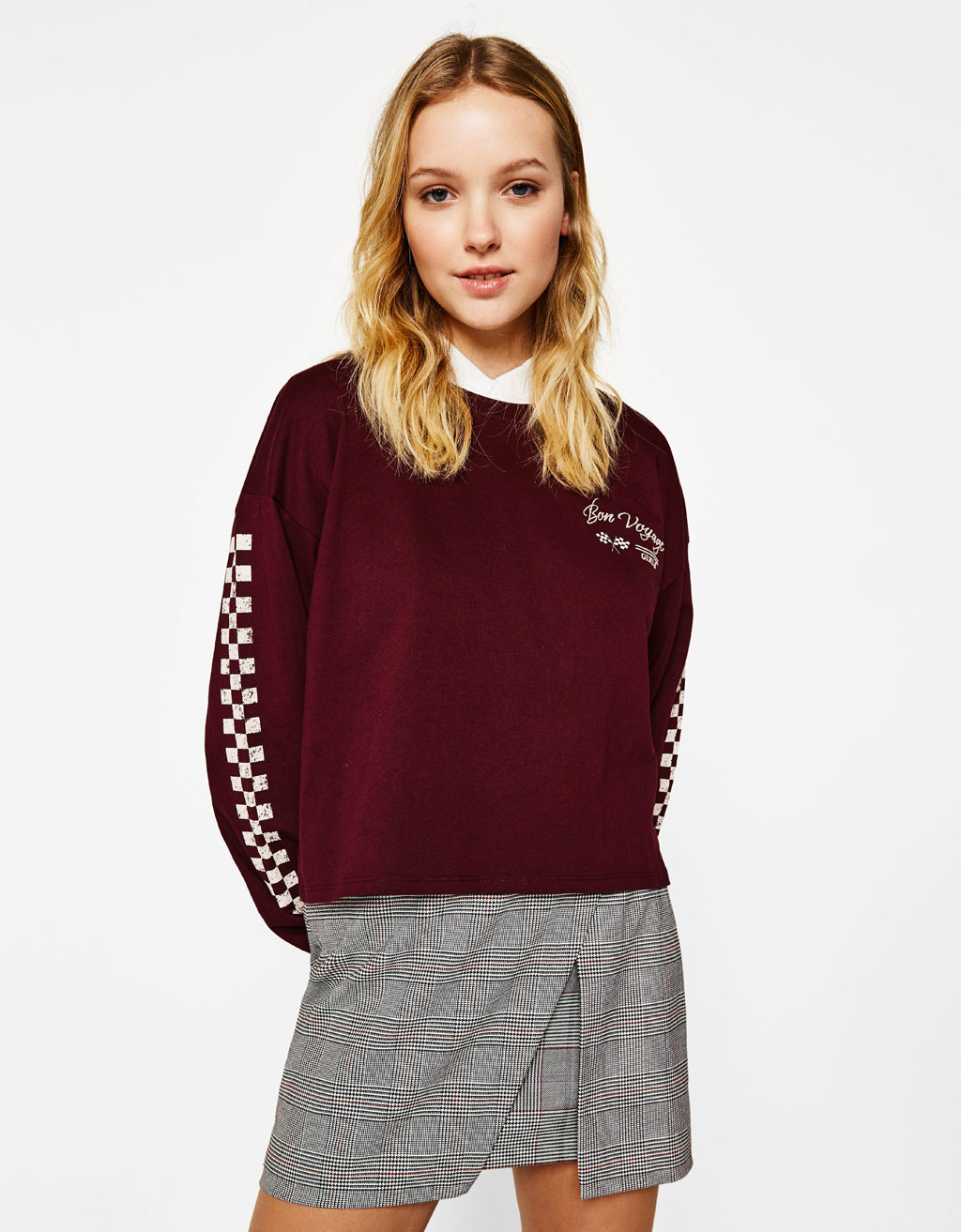 Sweatshirt com bordados na manga