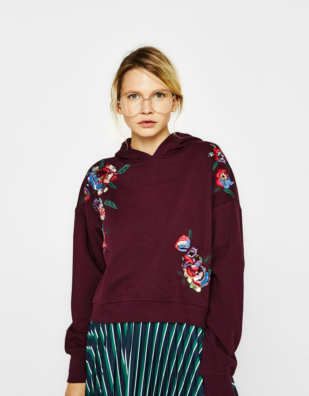 Sweatshirt com bordados e lantejoulas