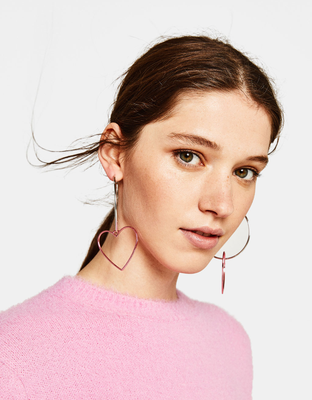 Brincos de aro com coração