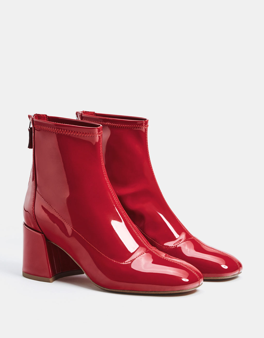 Botim de tacão médio com efeito verniz