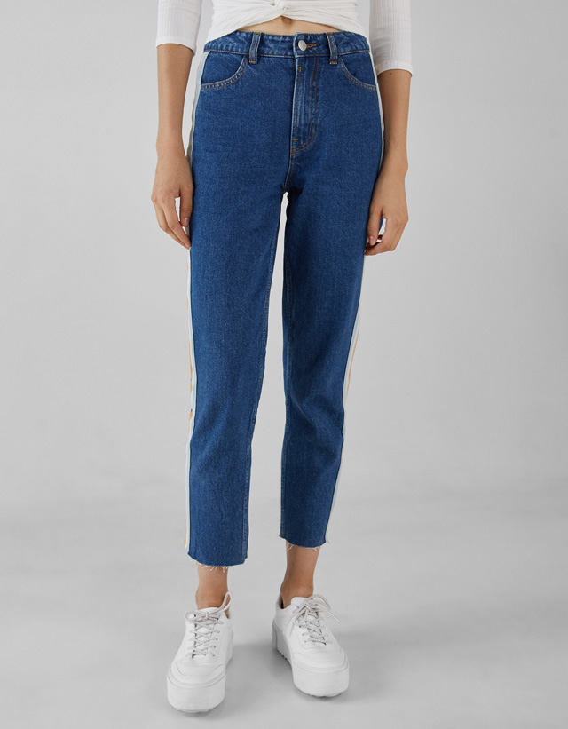 Mom-Jeans mit hohem Bund und seitlichem Streifen