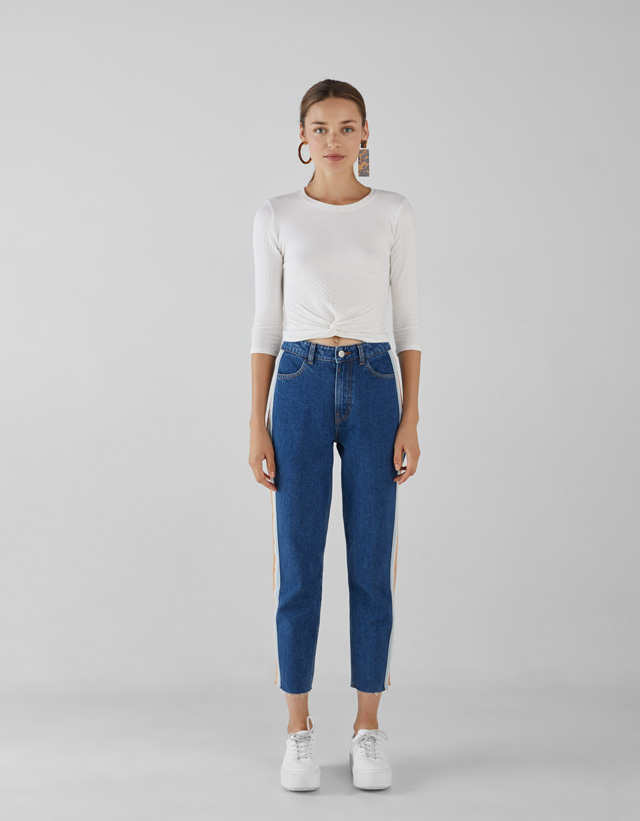 Mom-Jeans mit hohem Bund und seitlichem Streifen