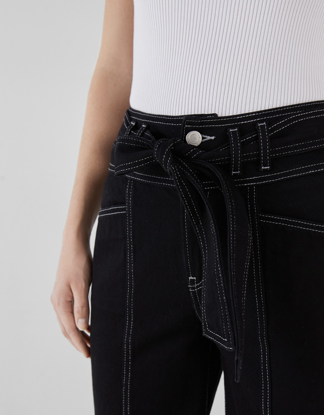 Culotte-Jeans mit halbhohem Bund und Gürtel