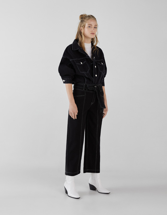 Culotte-Jeans mit halbhohem Bund und Gürtel