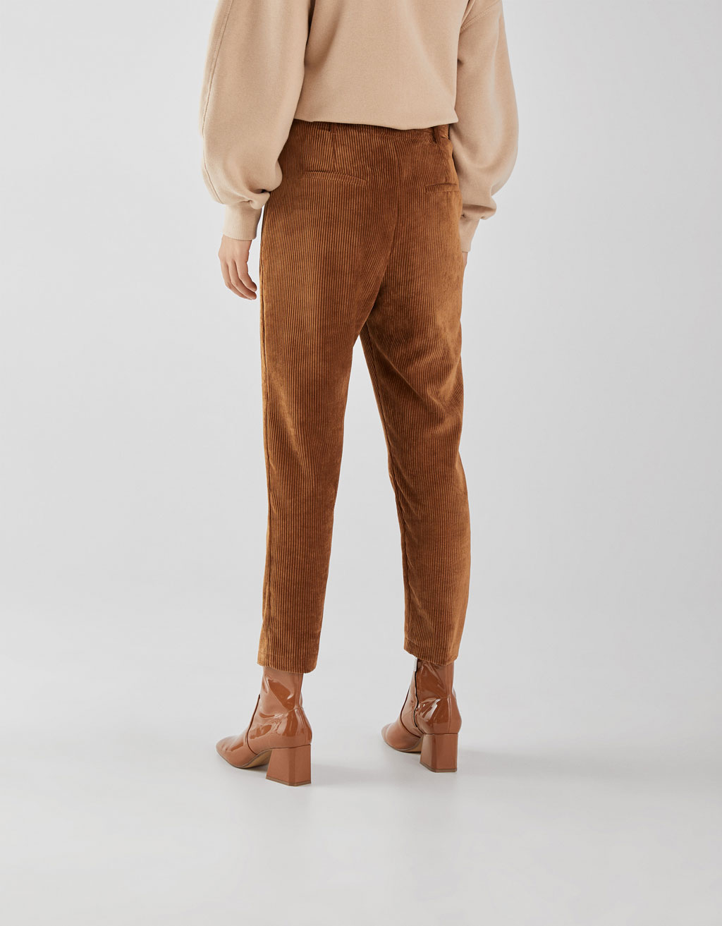 Pantalón de pana Carrot con cinturón - null - Bershka Guatemala