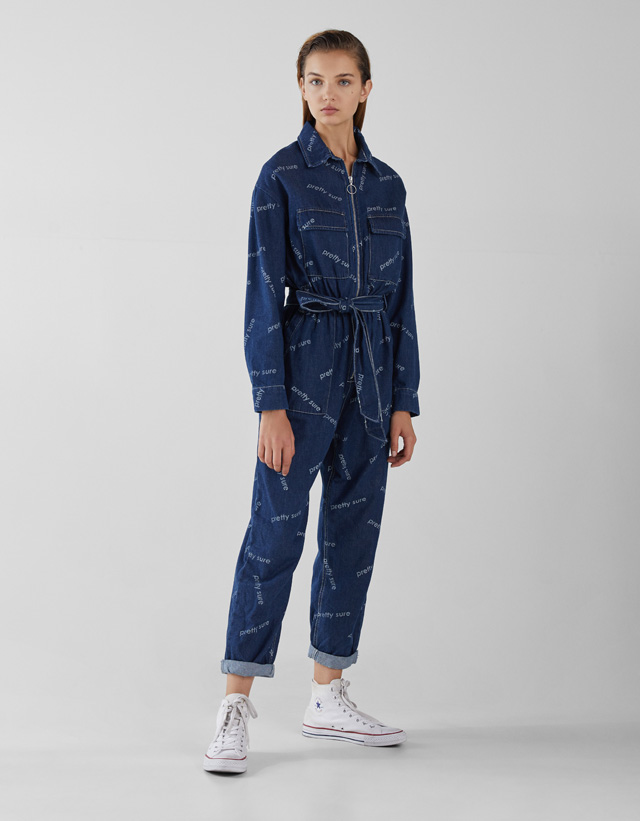 Jeans-Jumpsuit mit Print und Gürtel