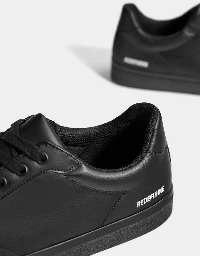 Einfarbige Herren-Sneaker in Schwarz mit Schriftzug