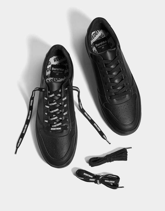 Einfarbige Herren-Sneaker in Schwarz mit Schriftzug