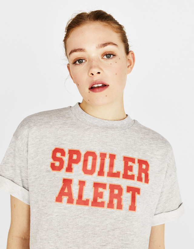 Sudadera cropped con texto