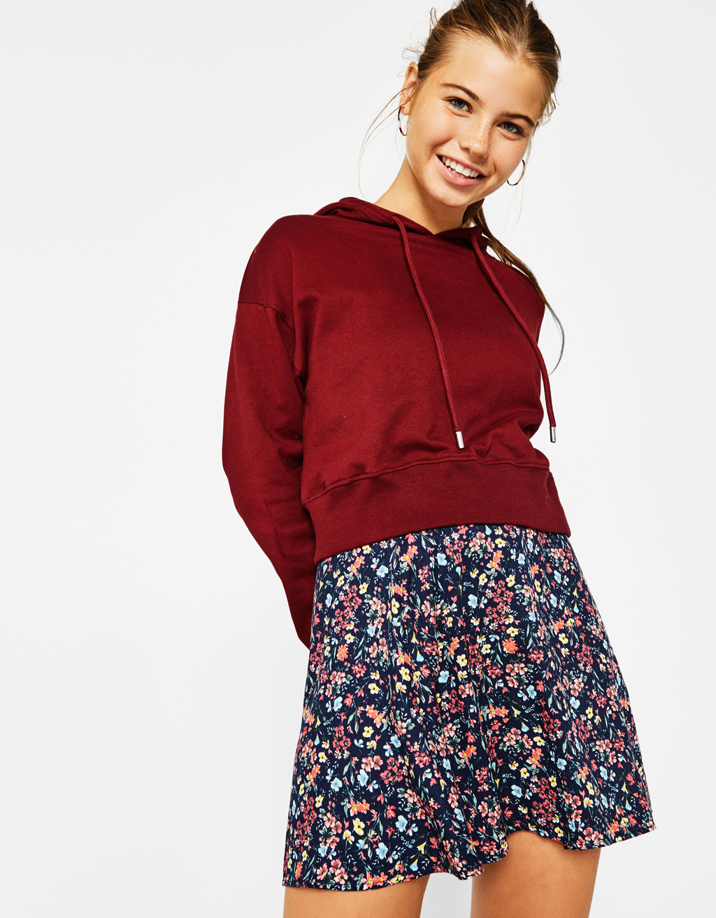 Sudadera cropped con capucha