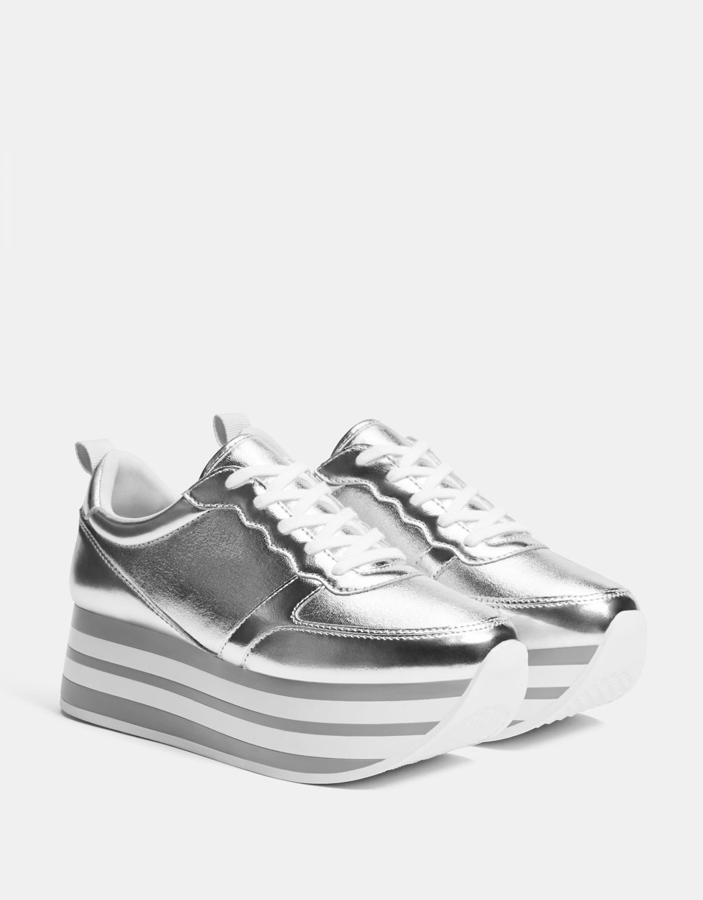 Srebrne sportowe buty na platformie