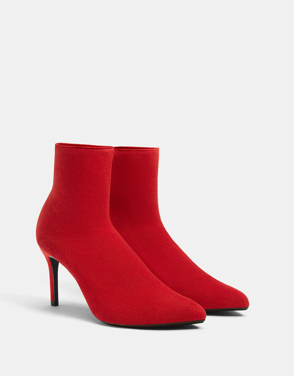 Botins de tacão fino tipo meias