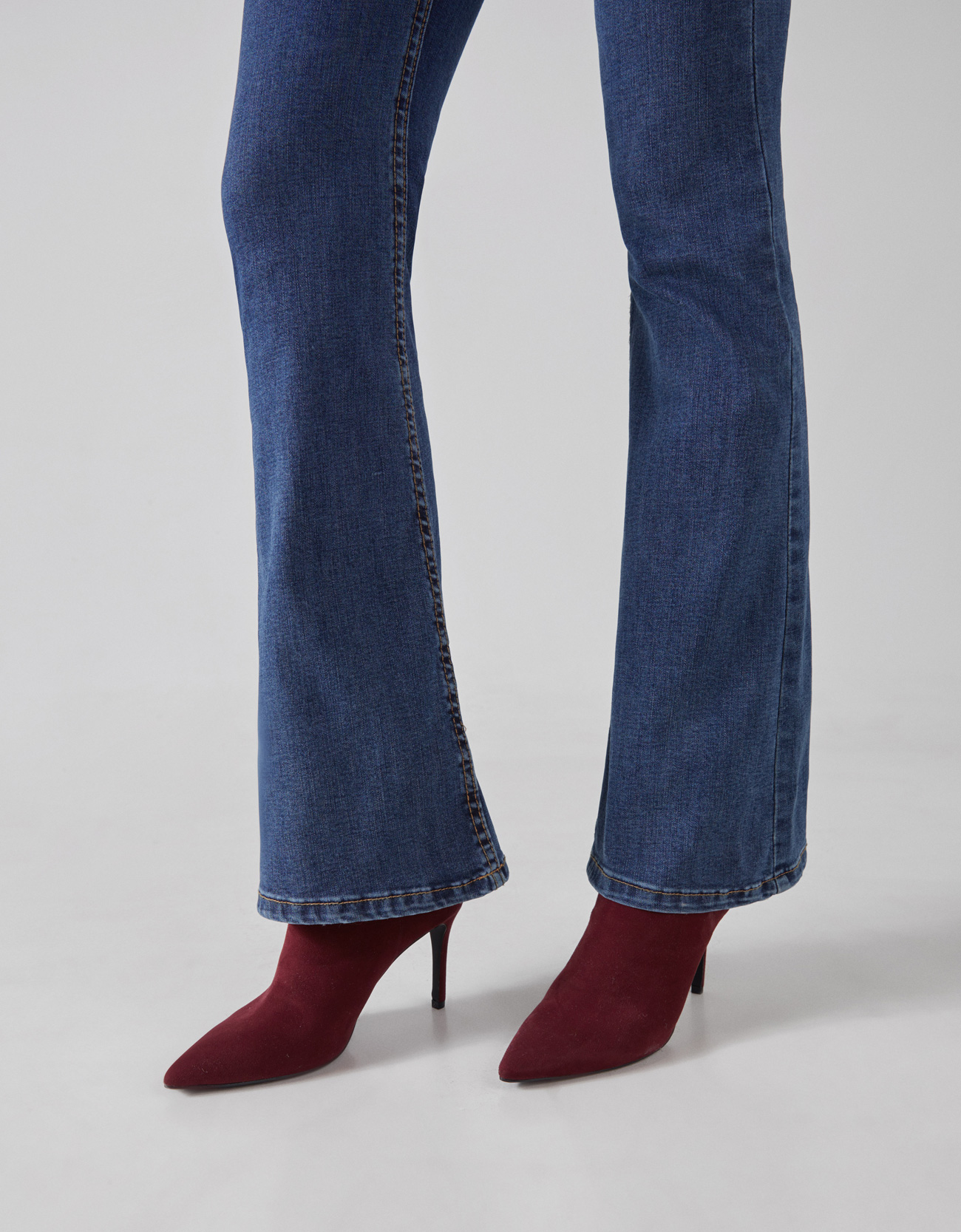 Расклешенные джинсы с высокой посадкой СИНИЙ Bershka
