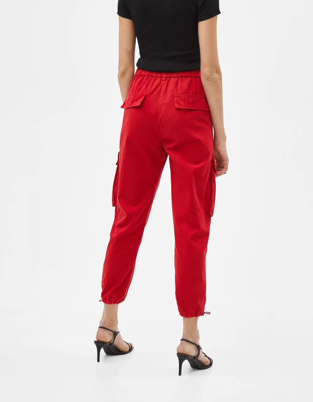 Mujer Pantalón sarga flare 5 bolsillos Marrón | Pantalones Bershka \u003c  Esperando a Christine