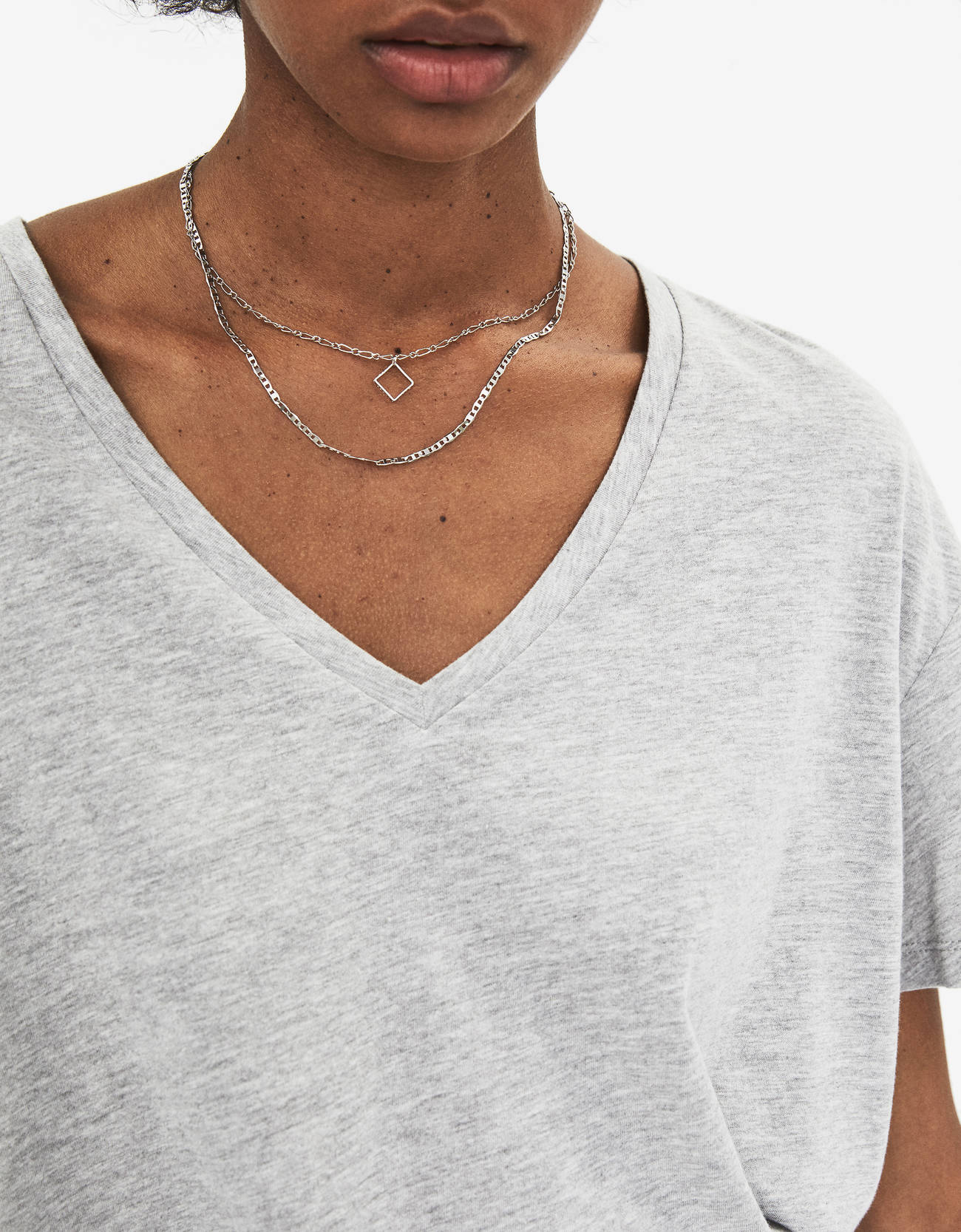Bershka V yaka t-shirt 2 Bershka V yaka t-shirt 3