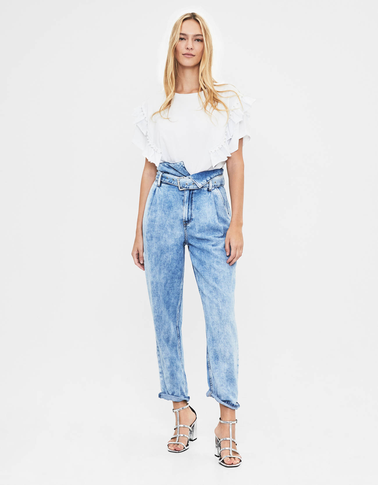 Jeans Mom Fit con cinturón - null - Bershka Nicaragua