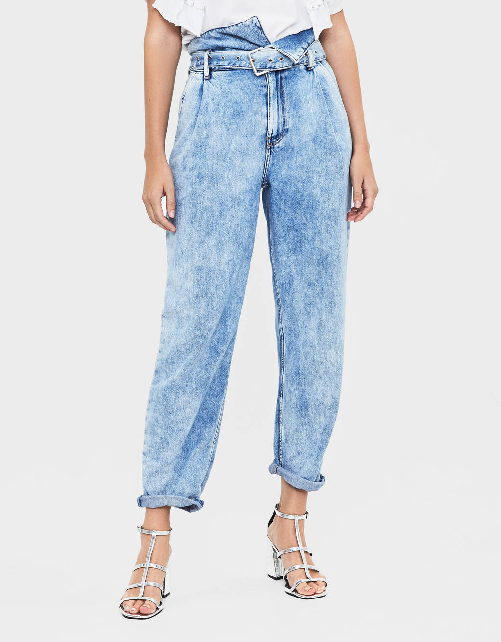 Jeans Mom Fit con cinturón - null - Bershka Nicaragua