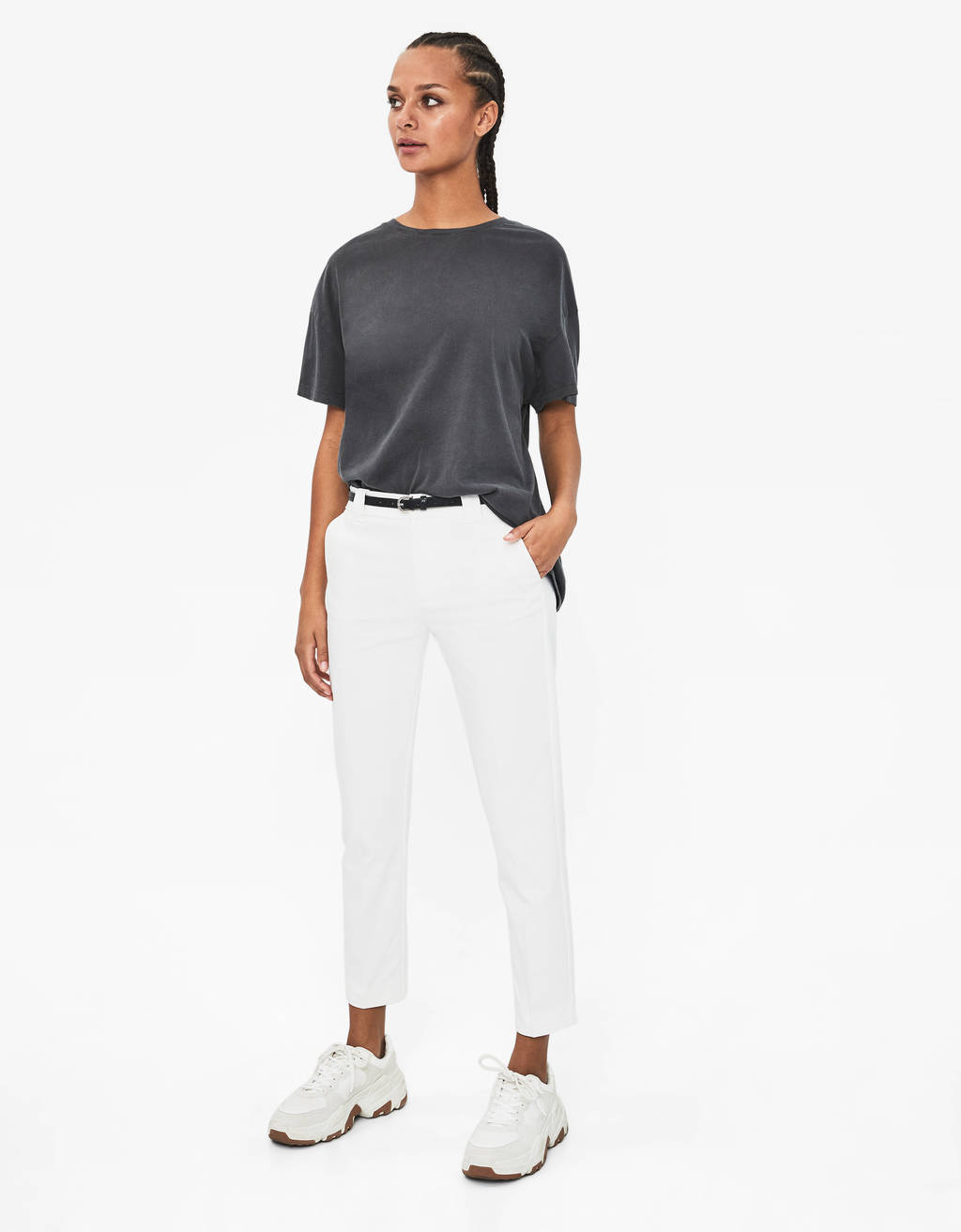 Pantalón chino con cinturón - Novedades - Bershka Ecuador