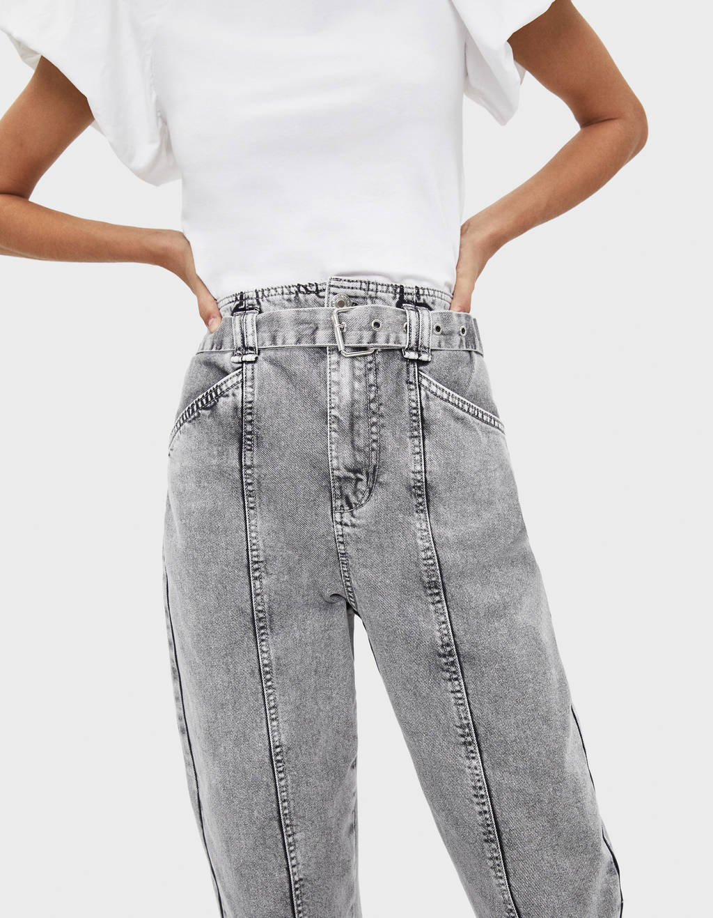 Jeans Mom Fit con cinturón - Zapatos Vestir - Bershka Venezuela
