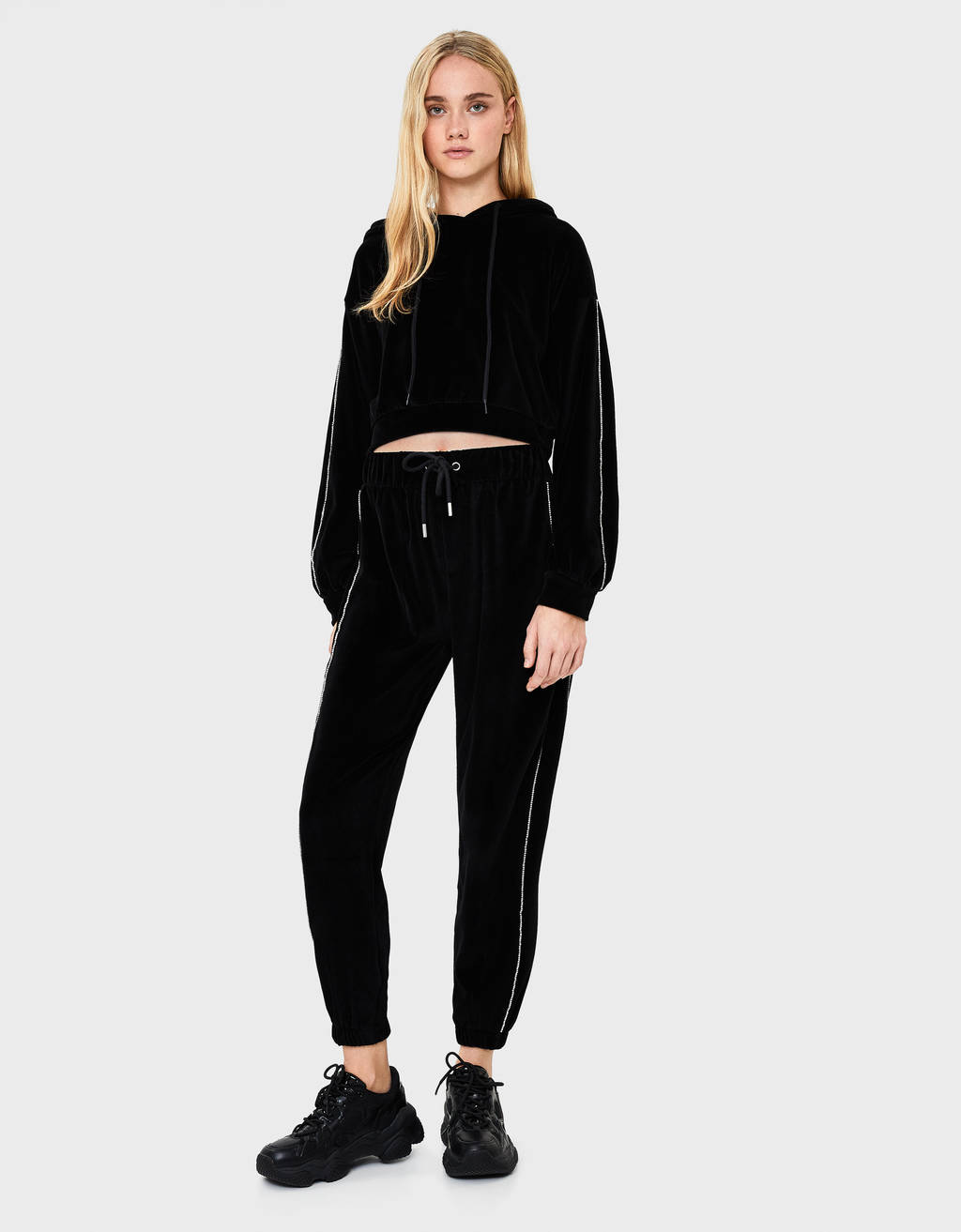 Pantalón jogger con bandas brillantes - null - Bershka Nicaragua