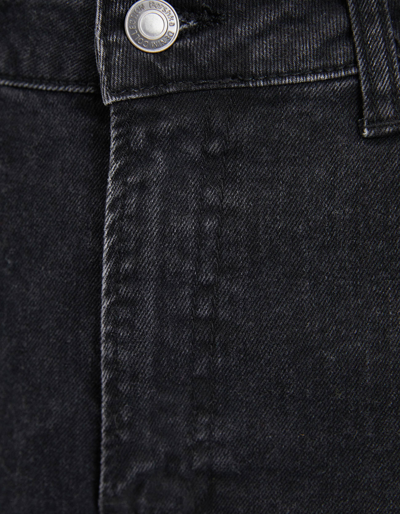 Укороченные джинсы облегающего кроя ЧЕРНЫЙ Bershka