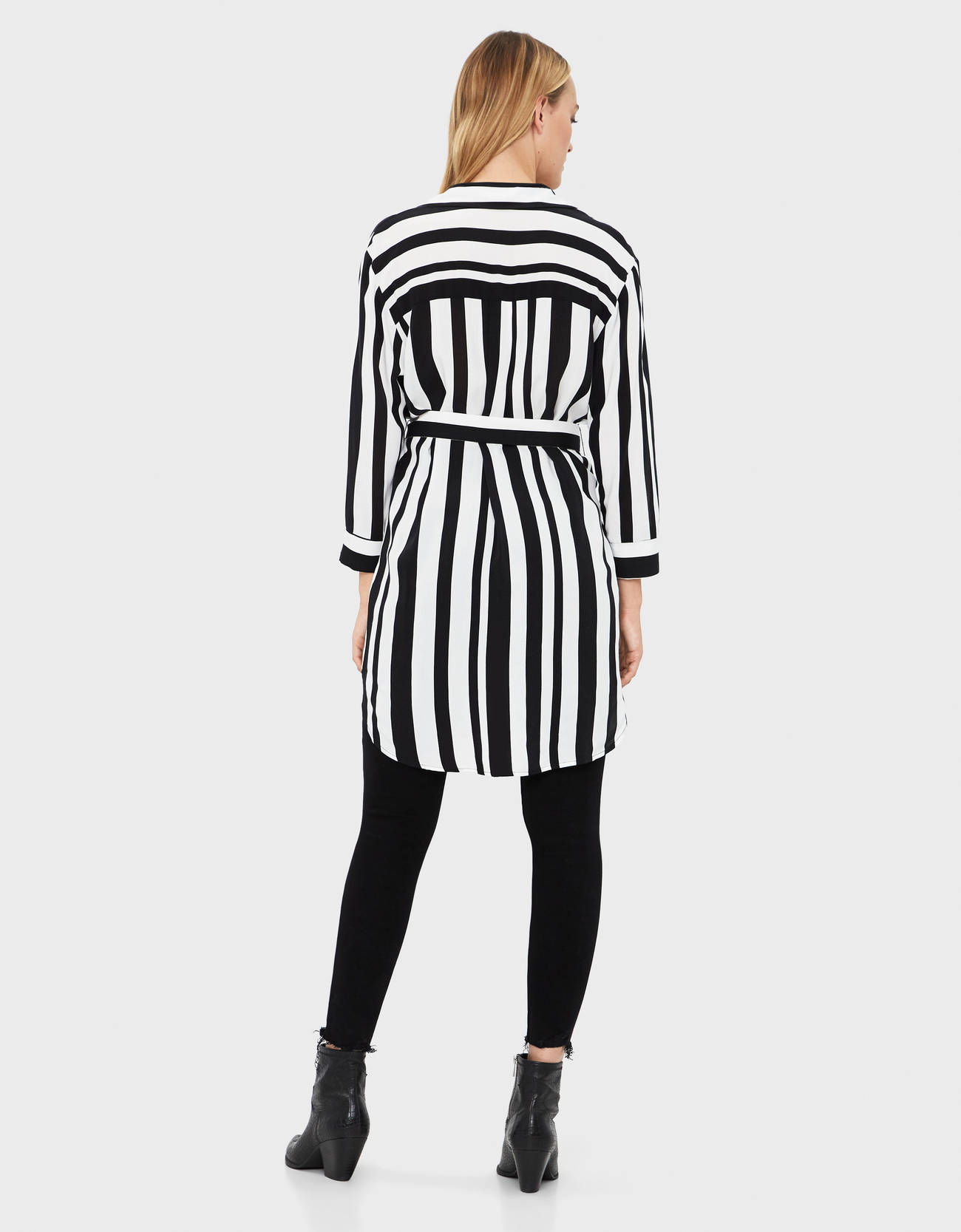 Bershka Kemerli uzun gömlek 0 Bershka Kemerli uzun gömlek 1