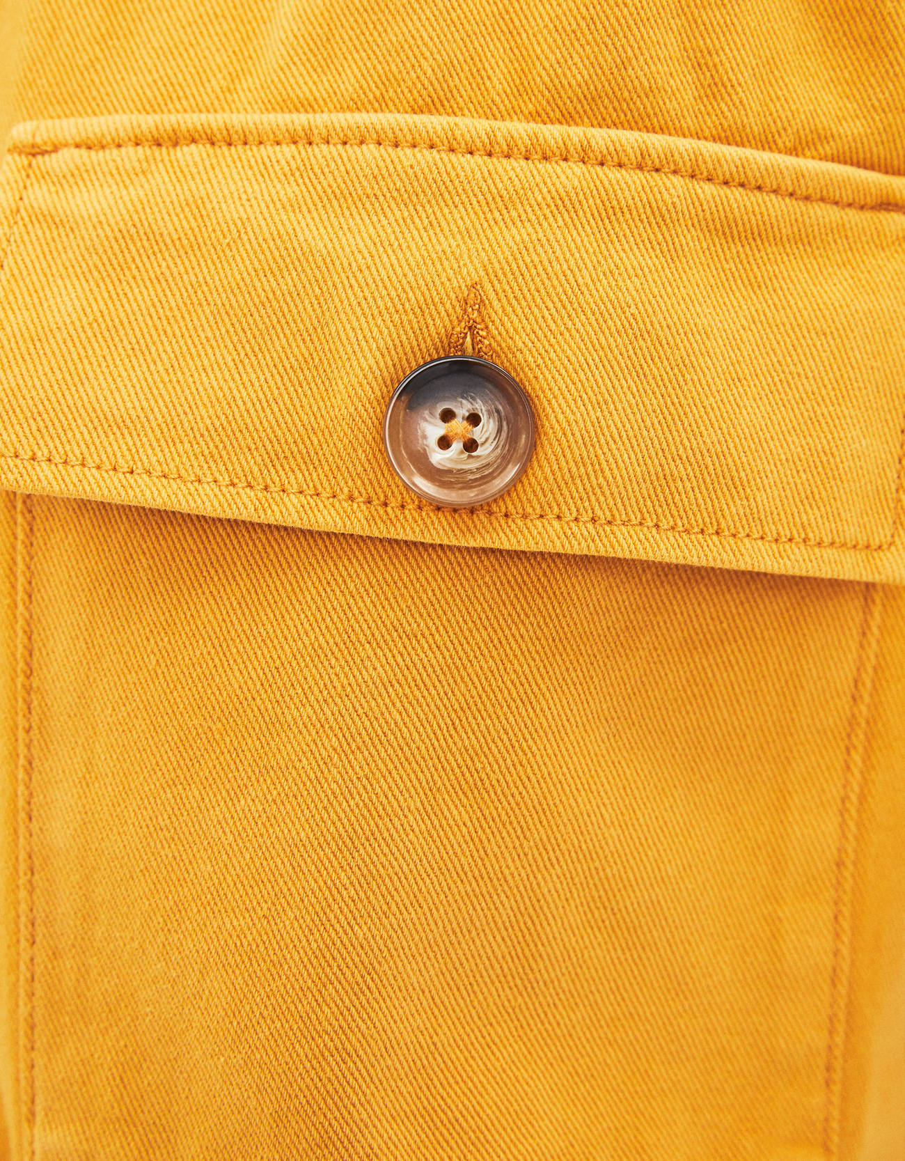 Укороченная джинсовая куртка ГОРЧИЧНЫЙ Bershka