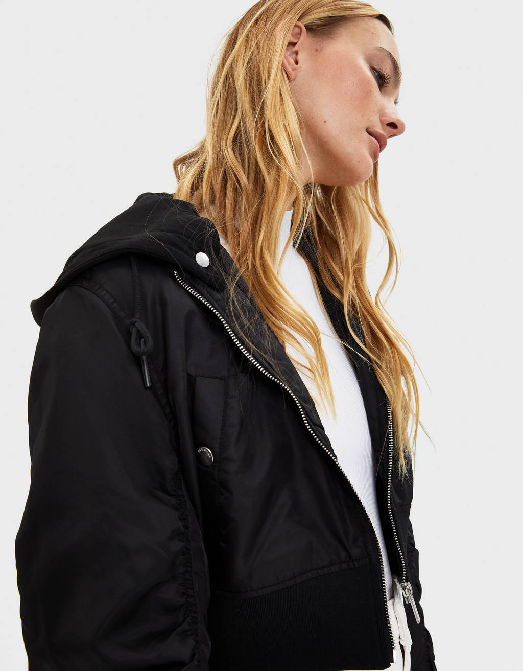 Cazadora bomber con capucha - null - Bershka Nicaragua