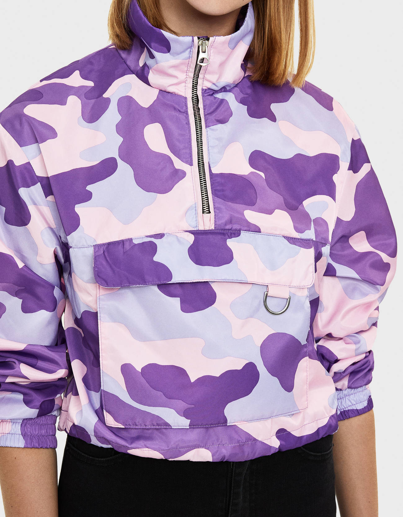 Куртка с камуфляжным принтом и карманом в стиле худи Фиолетовый Bershka