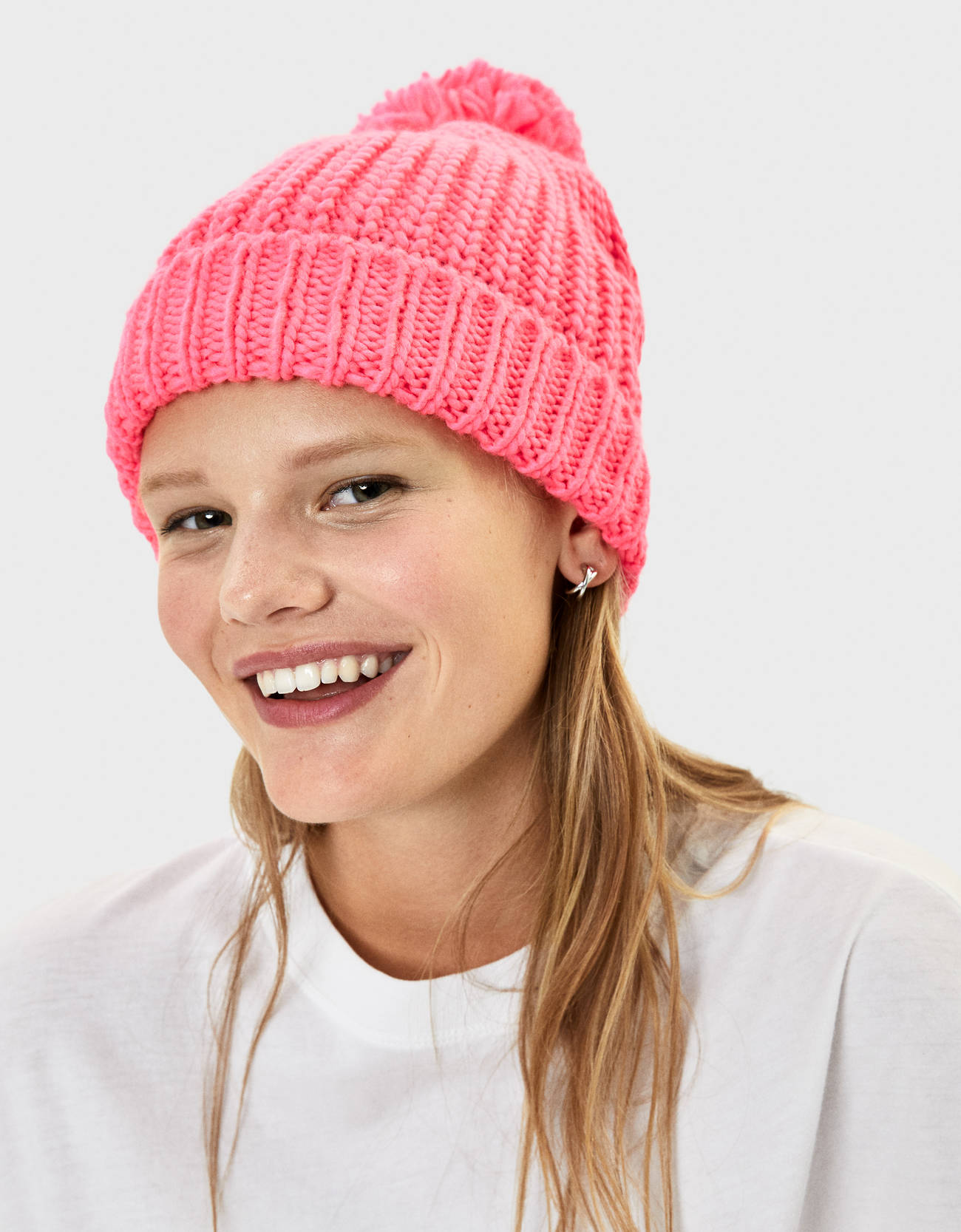 Bershka Ponponlu bere 0 Bershka Ponponlu bere 1