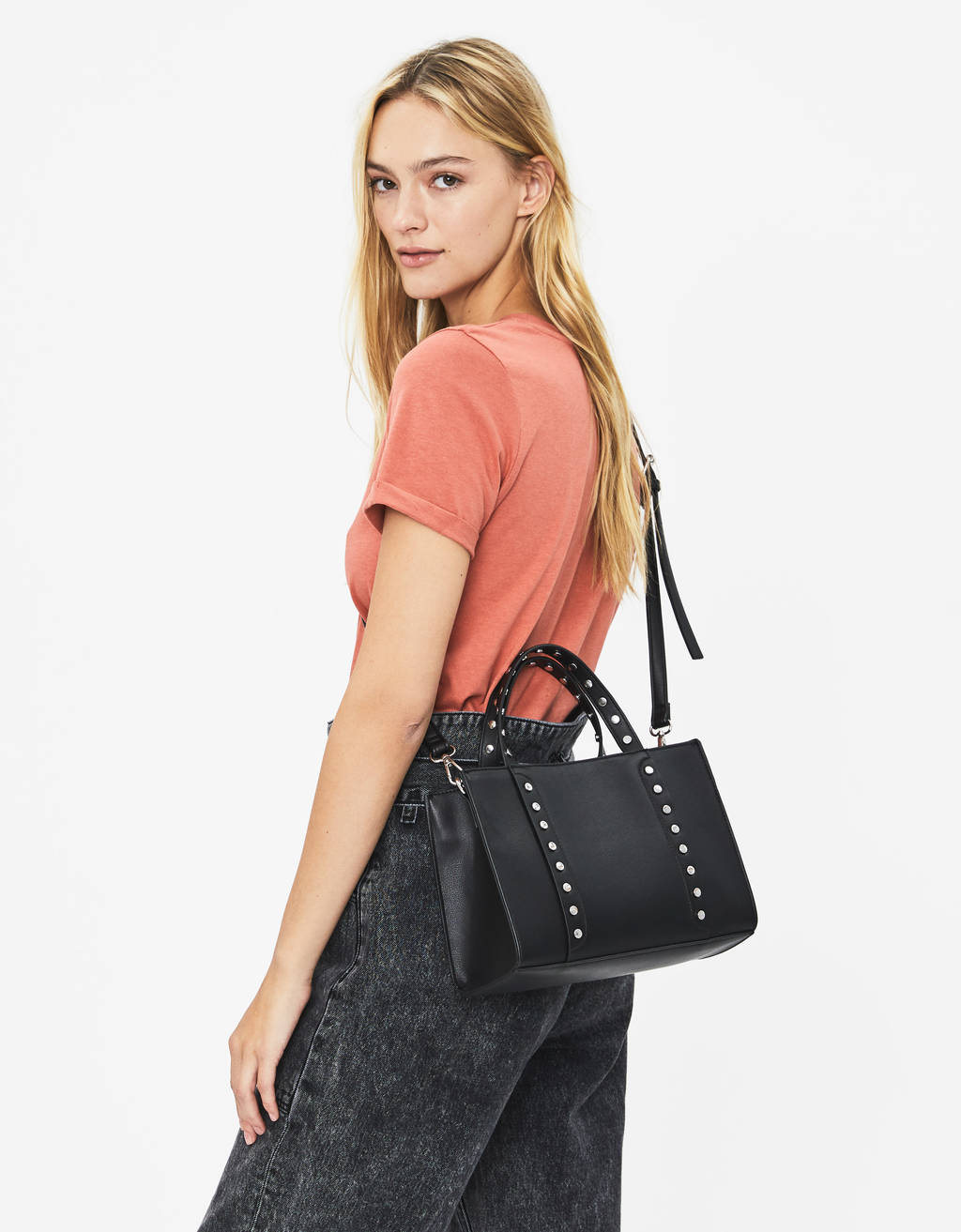 Bolso con tachuelas - null - Bershka Ecuador