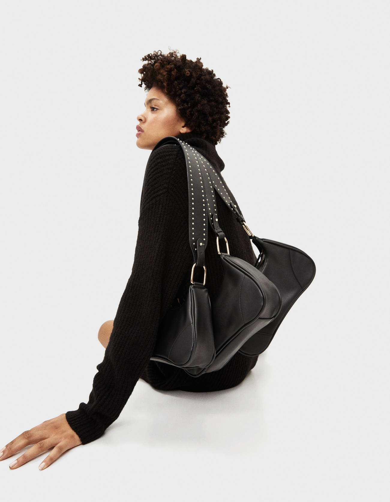 Bolso de mano con tachuelas - null - Bershka Honduras