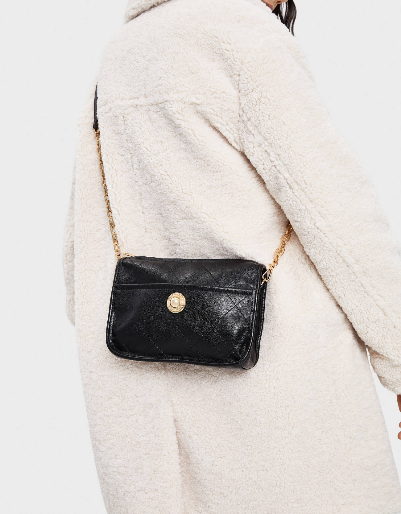 Bolso bandolera con cadena - null - Bershka Panamá