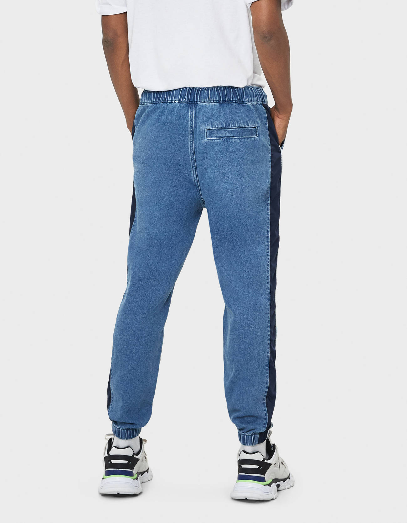 Bershka Yanı şeritli jogging fit pantolon 0 Bershka Yanı şeritli jogging fit pantolon 1