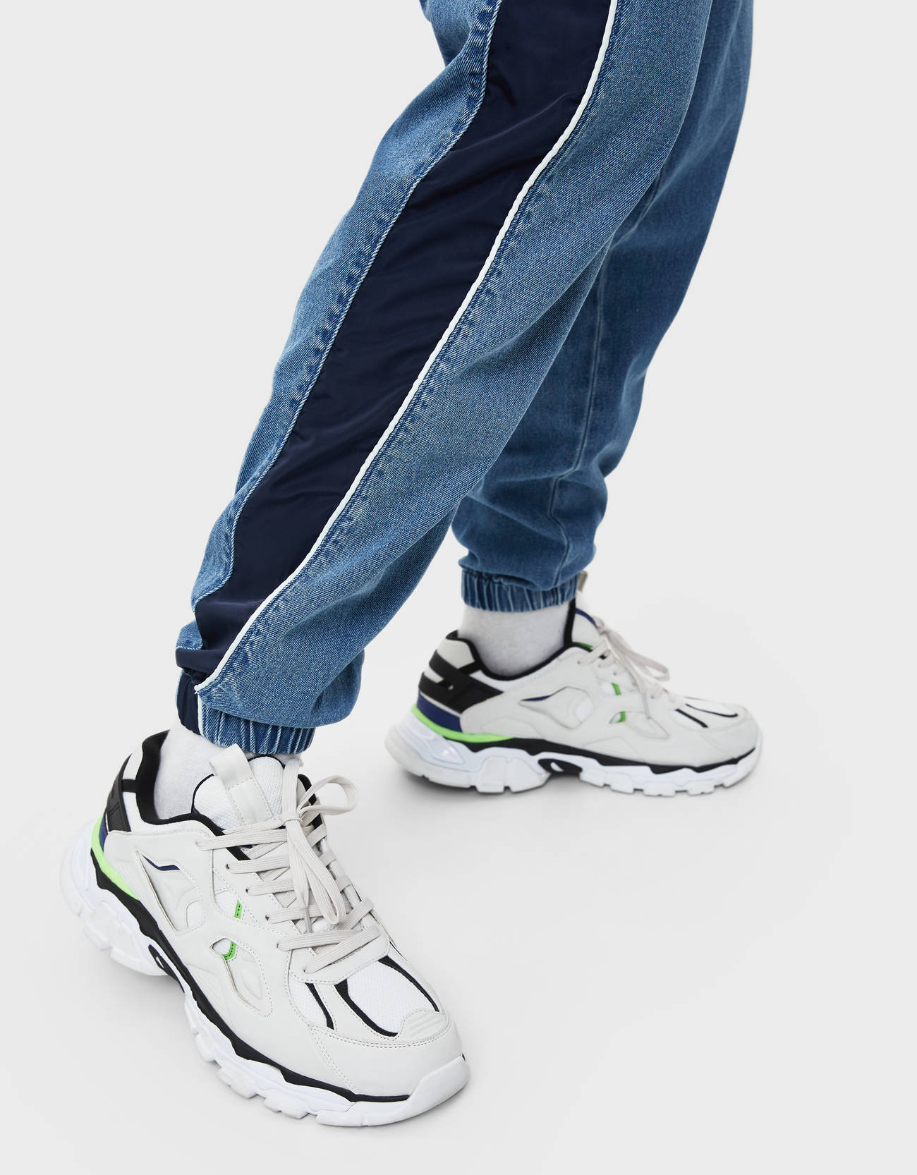 Bershka Yanı şeritli jogging fit pantolon 2 Bershka Yanı şeritli jogging fit pantolon 3