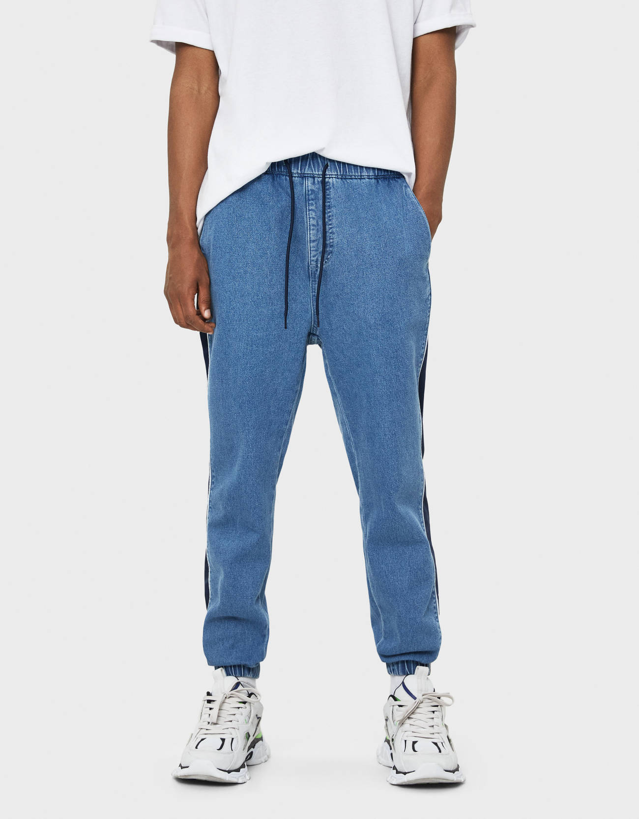 Bershka Yanı şeritli jogging fit pantolon 4 Bershka Yanı şeritli jogging fit pantolon 5
