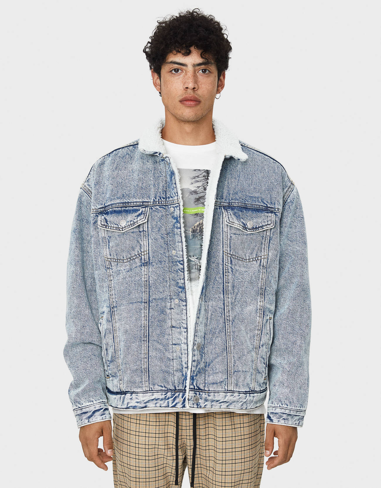 Cazadora denim con borreguillo y estampado - Cazadoras - Bershka Ecuador
